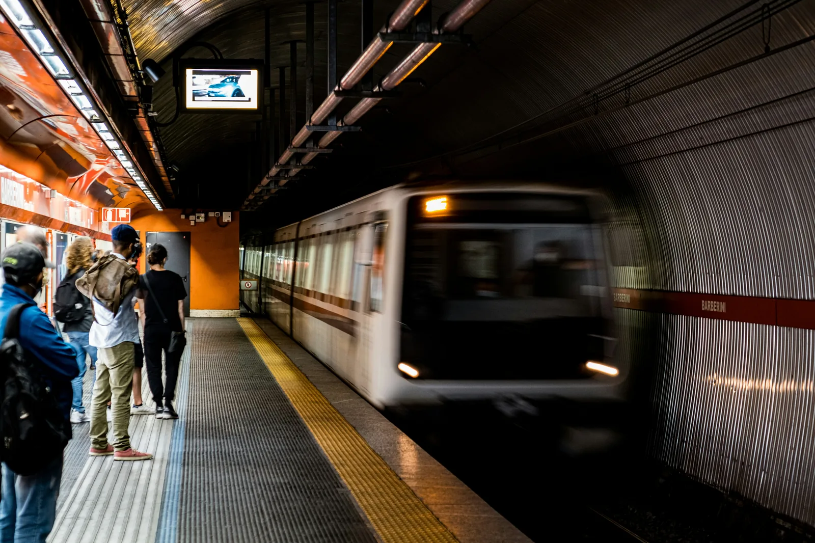 Einfahrender Metro-Zug an der Station Barberini in Rom